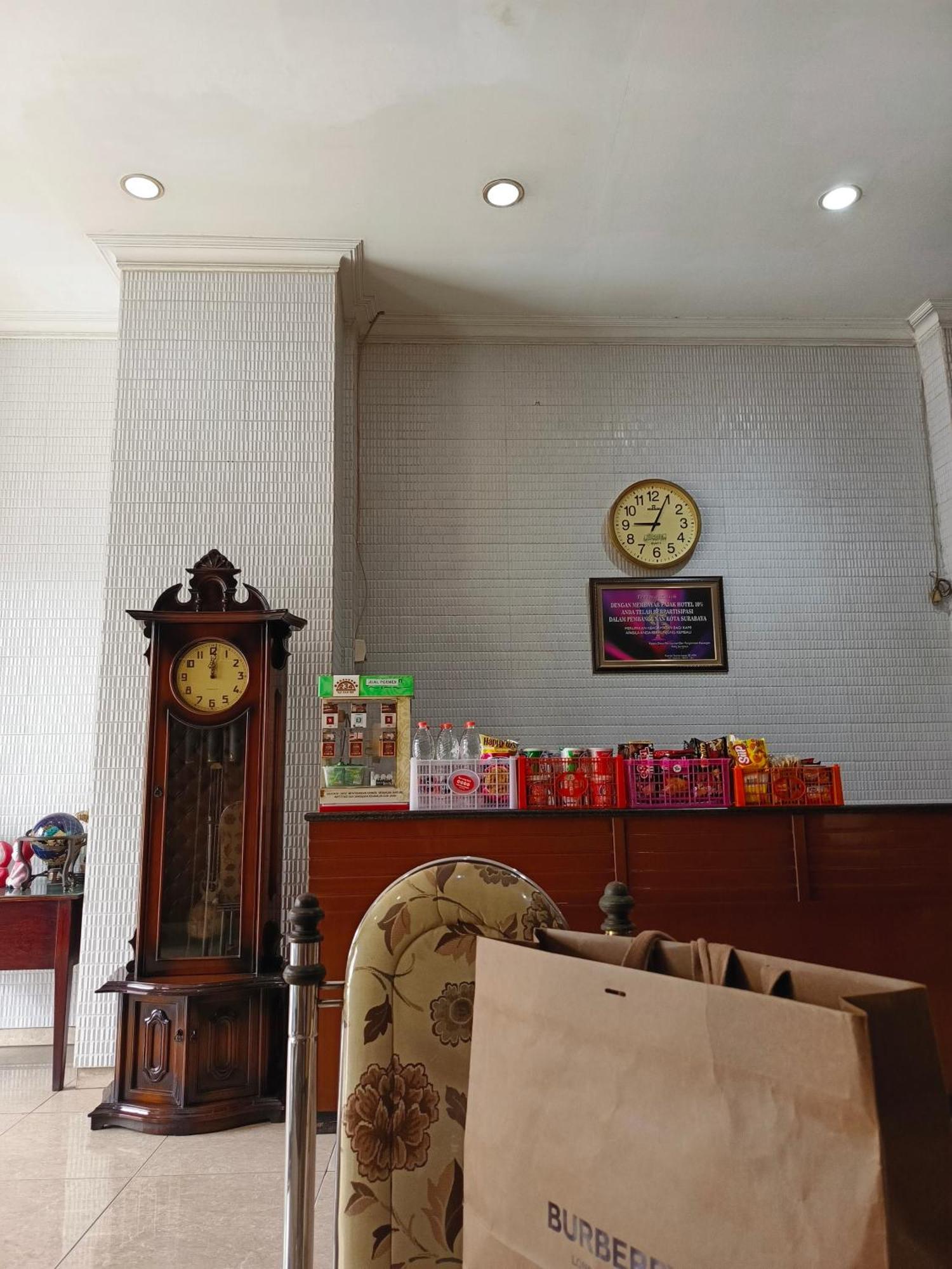 B Blue Hotel Malang Exterior foto